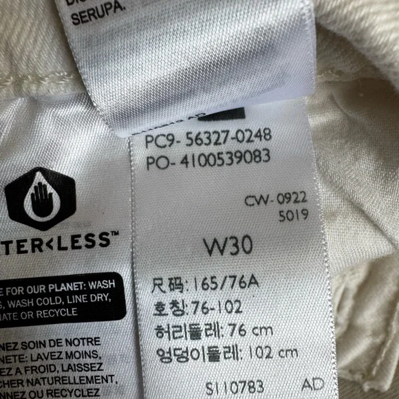 Levi's Classic White Jean Shorts - Picture 5 of 5